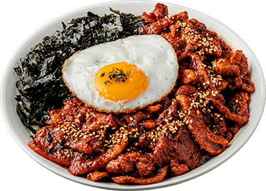 계란프라이와 김, 양념 제육을 올린 덮밥 사진