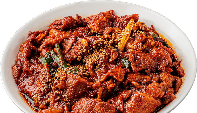 큰 접시에 담긴 매콤한 제육볶음 사진