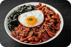 계란프라이와 김을 올린 제육볶음 덮밥 사진