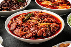 제육볶음과 여러 접시가 차려진 한식 상차림 사진