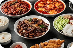 제육볶음과 반찬, 튀김이 놓인 상차림 사진