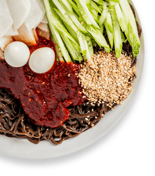 무절임·오이채·메추리알을 올린 비빔 메뉴 사진