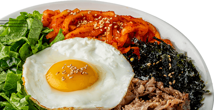 계란프라이와 상추·김가루·불고기를 올린 비빔밥 접시 사진