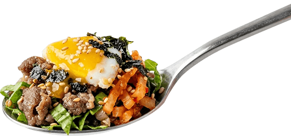 숟가락에 계란 노른자와 김가루·불고기·김치를 올린 비빔밥 사진
